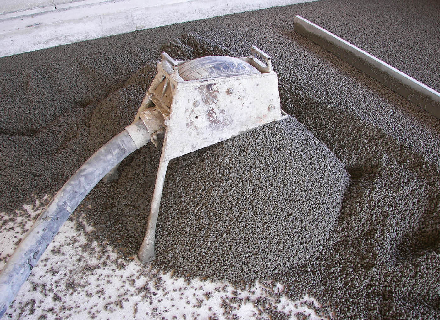 Chape autonivelante prête à l'emploi à base de liant ciment